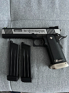 Airsoft pistol plyn