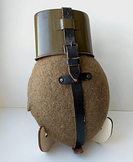 Stojánek na polní lahev Wehrmacht Feldflasche sbírka