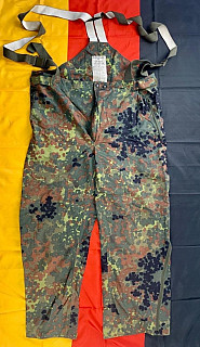 Německé nepromokavé kalhoty s laclem, ve Flecktarn maskování 180/104