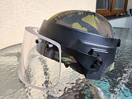 balistická přilba s ochranným štítem